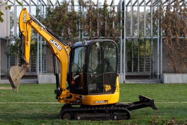 Krasnodar, Rusya - 28 Ekim 2019, Kompakt mini kazıcı, Galiçya 'nın Krasnodar kentinin parkında toprak işleri üretiyor. Rusya.