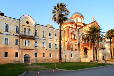 Yeni Athos, Abhazya 21 Ekim 2019 güneşli bir günde Yeni Athos manastırının ana girişi. Abhazya.
