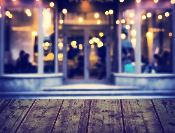 arka arka plan bulanık Restaurant ışıkların önünde ahşap masa