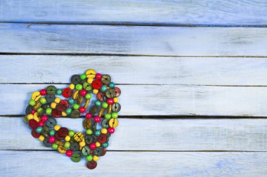 Kalpler ahşap arka plan üzerinde renkli cam boncuk.