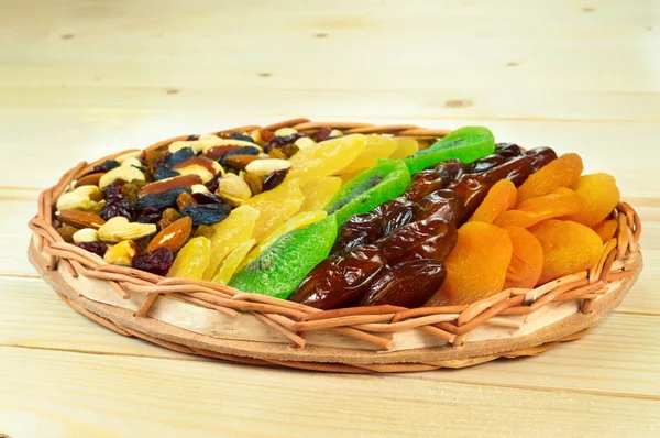 Trockenobst Hintergrund. Reihen von getrockneten Datteln, Aprikosen, Preiselbeeren, Pomelos, Blaubeeren, Nüssen, Pflaumen und Feigen. — Stockfoto