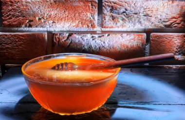 Bal arısı tuğla zemin üzerine 