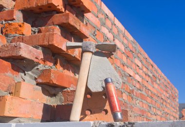 Çekiç ve alan bina mala işçi almak