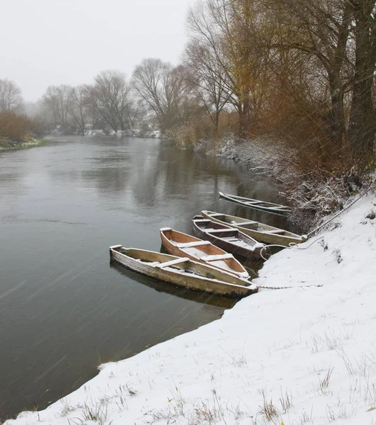 Trä båtar på vintern river — Stockfoto