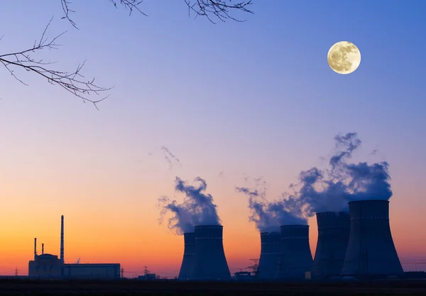 暗闇の中で原子力発電所 — ストック写真