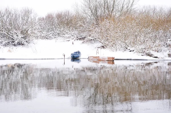 Barcos na costa do rio de inverno — Fotografia de Stock