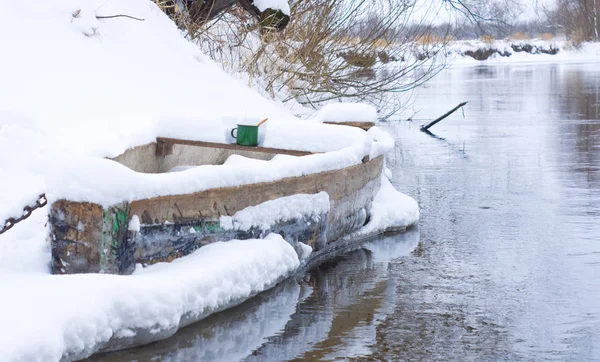 Tasse de thé chaud en bateau en bois sur la rivière — Photo