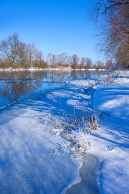 Kış nehir ve mavi gökyüzü
