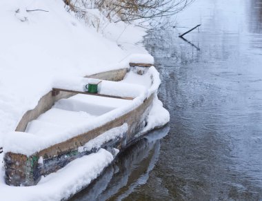 Fincan çay Nehri üzerinde ahşap tekne