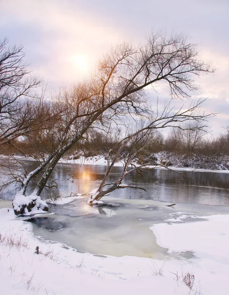 Rivière gelée en janvier — Photo