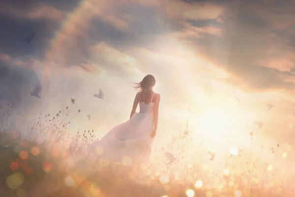 Свободная девушка на рассвете в поле Стоковое Фото