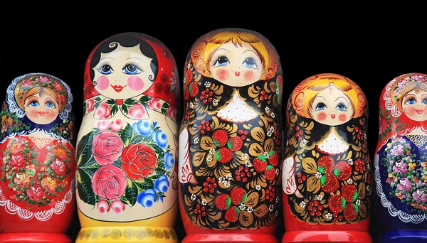Dřevěné panenky, stojící v řadě — Stock fotografie