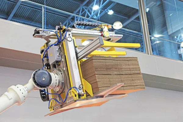 Roboterlader mit Ladung Stockbild