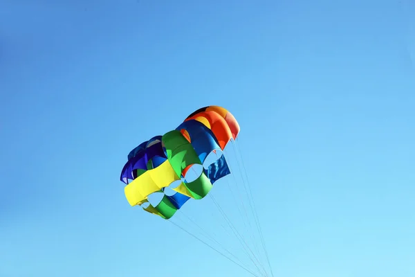 Stora färgglada fallskärm — Stockfoto