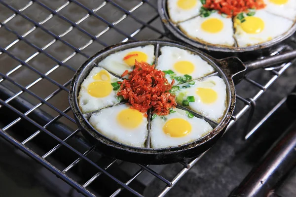 Telur orak-arik dengan makanan laut — Stok Foto