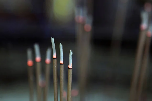 Bâtonnets d'encens brûlent — Photo