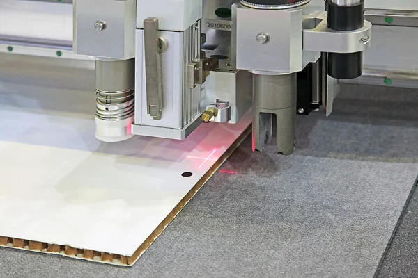 Corte a laser de material de acabamento — Fotografia de Stock