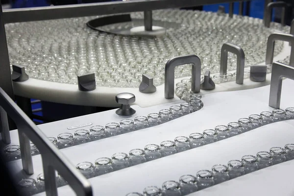 Boş Cam Şişeli Konveyör Bandı Ilaç Otomatik Üretim Hattı — Stok fotoğraf