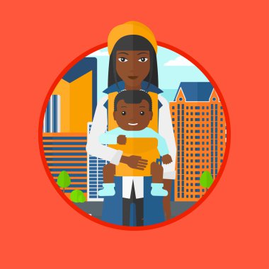 Arkadan kovalayan oğlunu taşıyan anne.