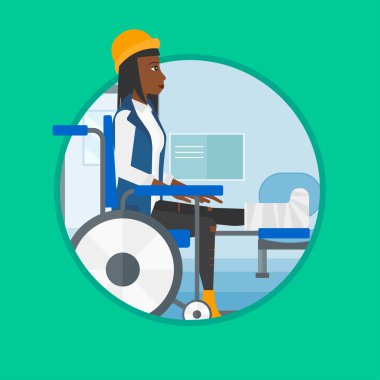 Kırık bacak tekerlekli sandalyede oturan kadınla.