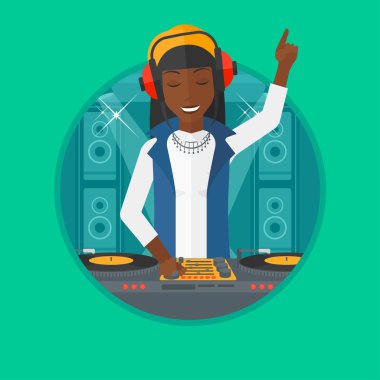 Dj karıştırma müzik turntable üzerinde gülümseyen.
