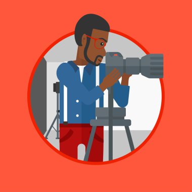 Fotoğrafçı ile fotoğraf makinesi tripod üzerinde çalışma.