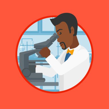 Laboratuar asistanı ile mikroskop.