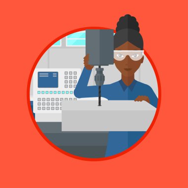 Freze Makinası üzerinde çalışan kadın.