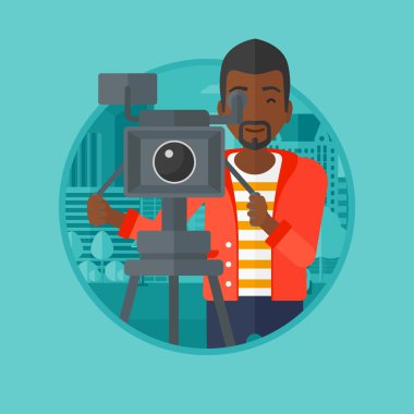 Kameraman ile film fotoğraf makinesi tripod üzerinde.