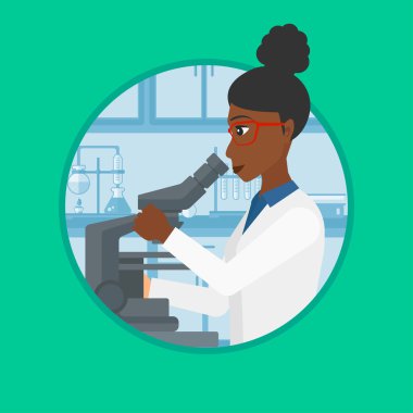 Laboratuar asistanı ile mikroskop.