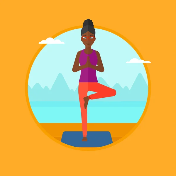 Donna che pratica yoga tree posa sulla spiaggia . — Vettoriale Stock
