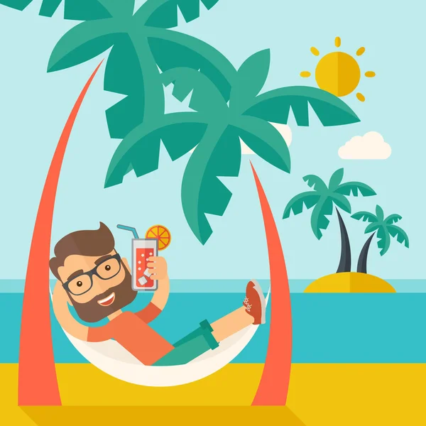Junger Mann am Strand entspannt sich und trinkt Cocktail. — Stockfoto