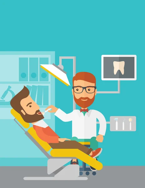 Dentista homem examina um paciente dentes na clínica — Fotografia de Stock
