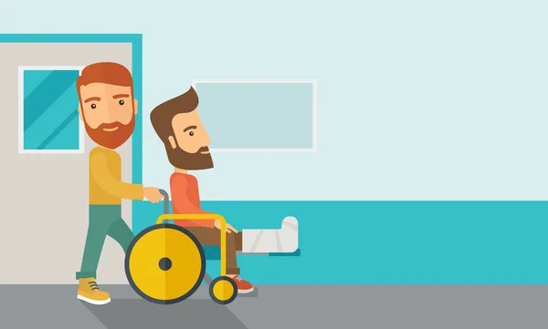 Человек толкает инвалидное кресло со сломанной ногой пациента . — стоковое фото