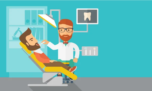 Tandläkare man undersöker patientens tänder på kliniken — Stockfoto