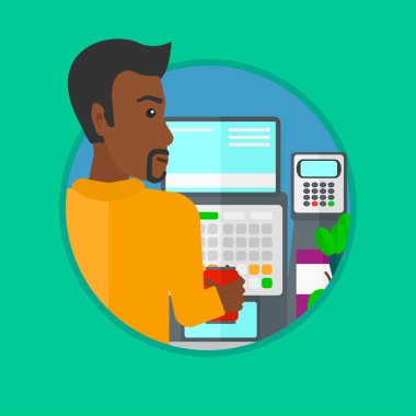 Süpermarkette kasada duran kasiyer.