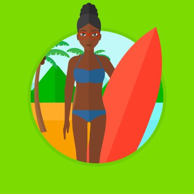 Sahilde sörf tahtası olan bir sörfçü..