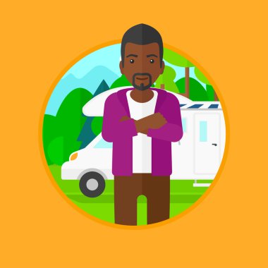 Motorlu ev önünde duran adam.