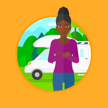 Motorlu ev önünde duran kadın.