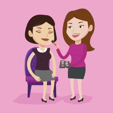 Genç kıza makyaj yapıyor Visagiste.