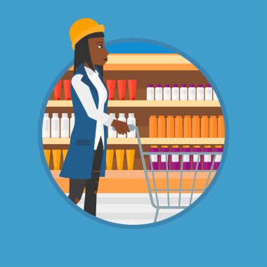 Süpermarkette alışveriş arabası ile müşteri.