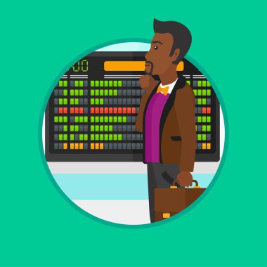 Havaalanında kalkış tahtasına bakan adam.