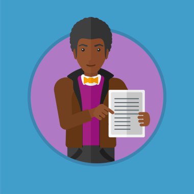 Sözleşme gösteren emlakçı.