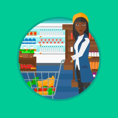 Süpermarkette alışveriş arabası ile müşteri.