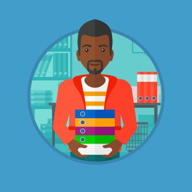 Ofiste klasörleri yığını tutan işadamı.