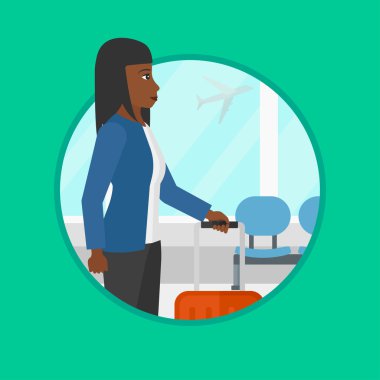 Havaalanında uçağı arayan kadın.