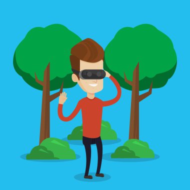 Sanal gerçeklik kulaklık parkta giyen adam.