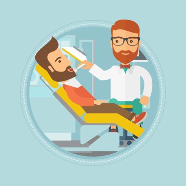 Resepsiyonda diş hekimi hastaya.