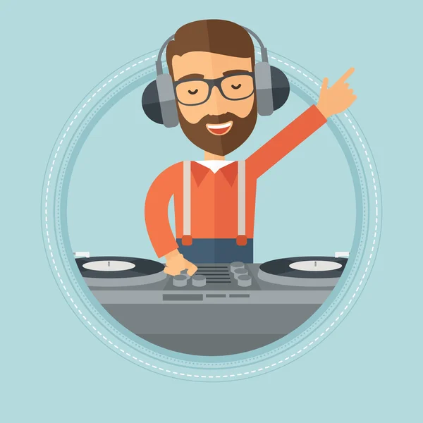 DJ sorridente che mixa musica sui giradischi . — Vettoriale Stock