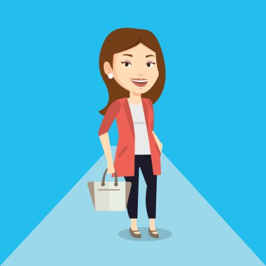 Defile sırasında podyum üzerinde poz kadın.